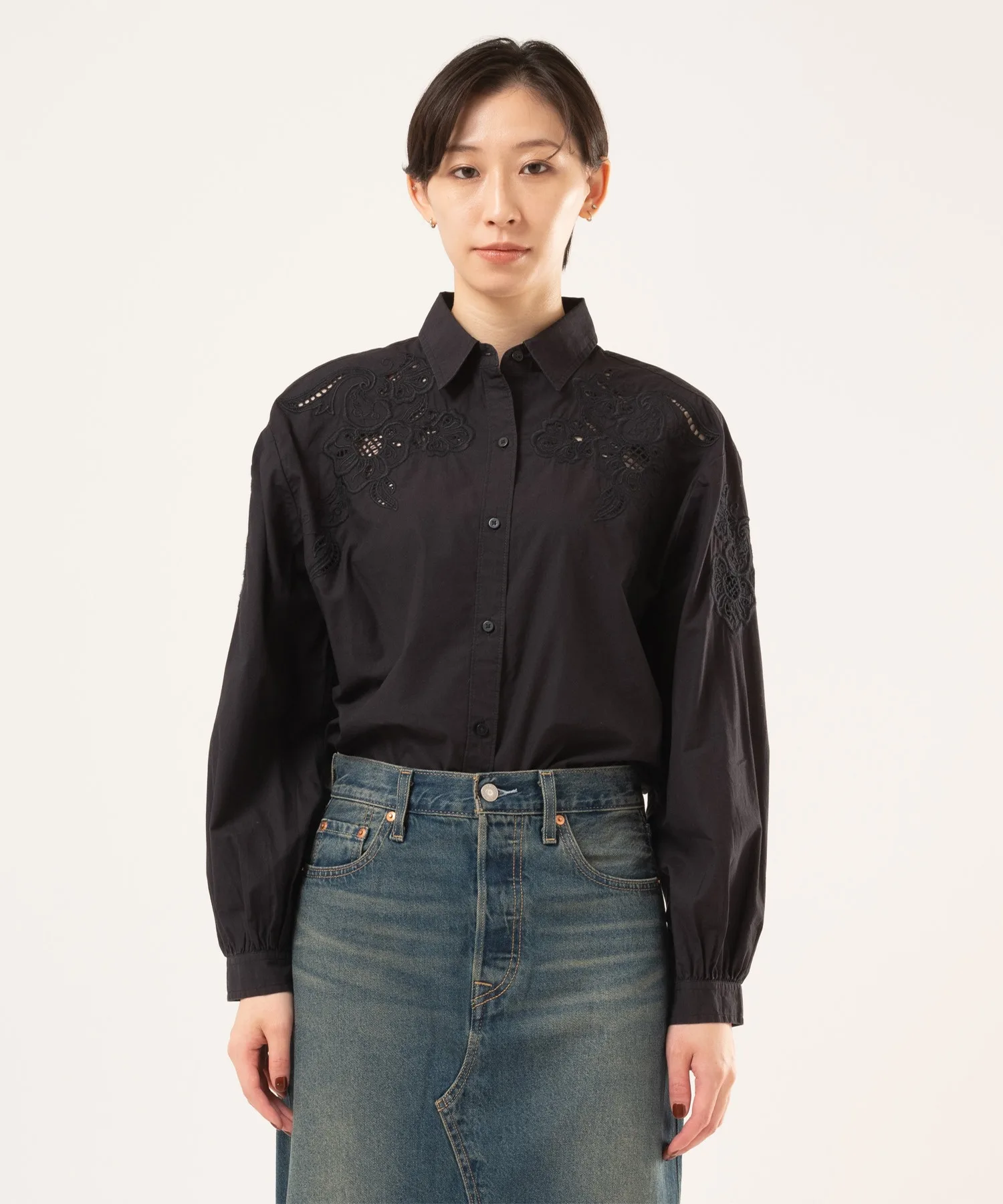 Женская хлопковая рубашка с вышивкой Levi's Janie чёрная — фото 4