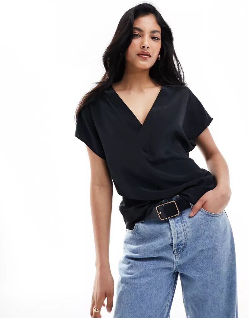 

Черная тканая футболка с v-образным вырезом ASOS