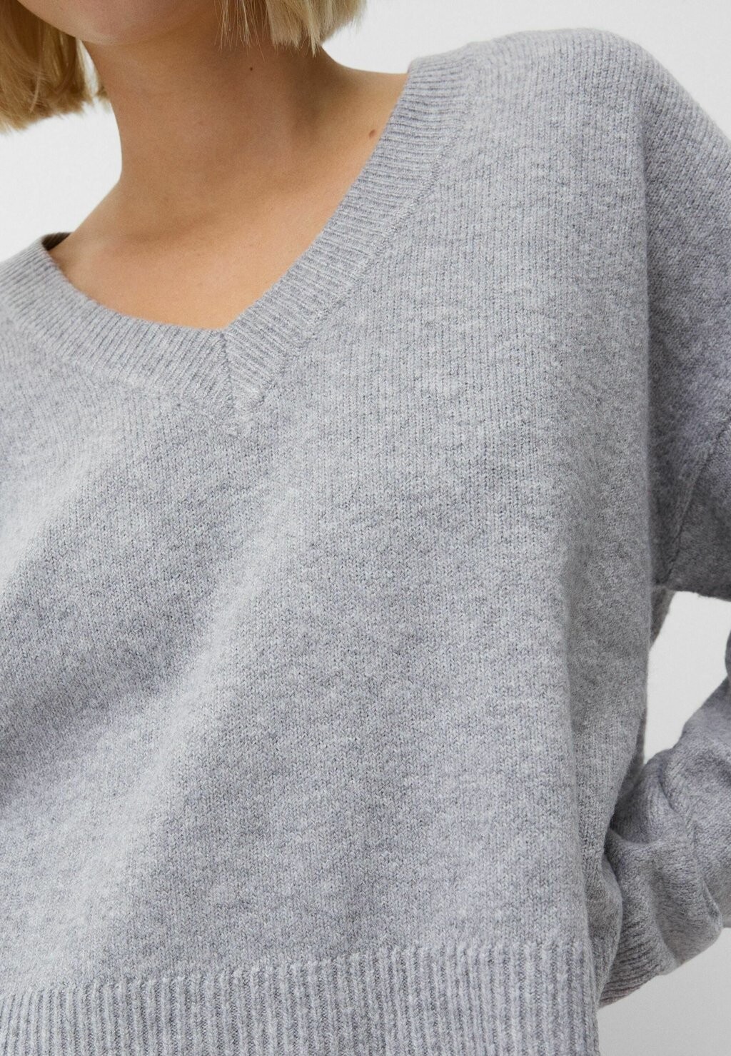 

Джемпер CROPPED Bershka, серый