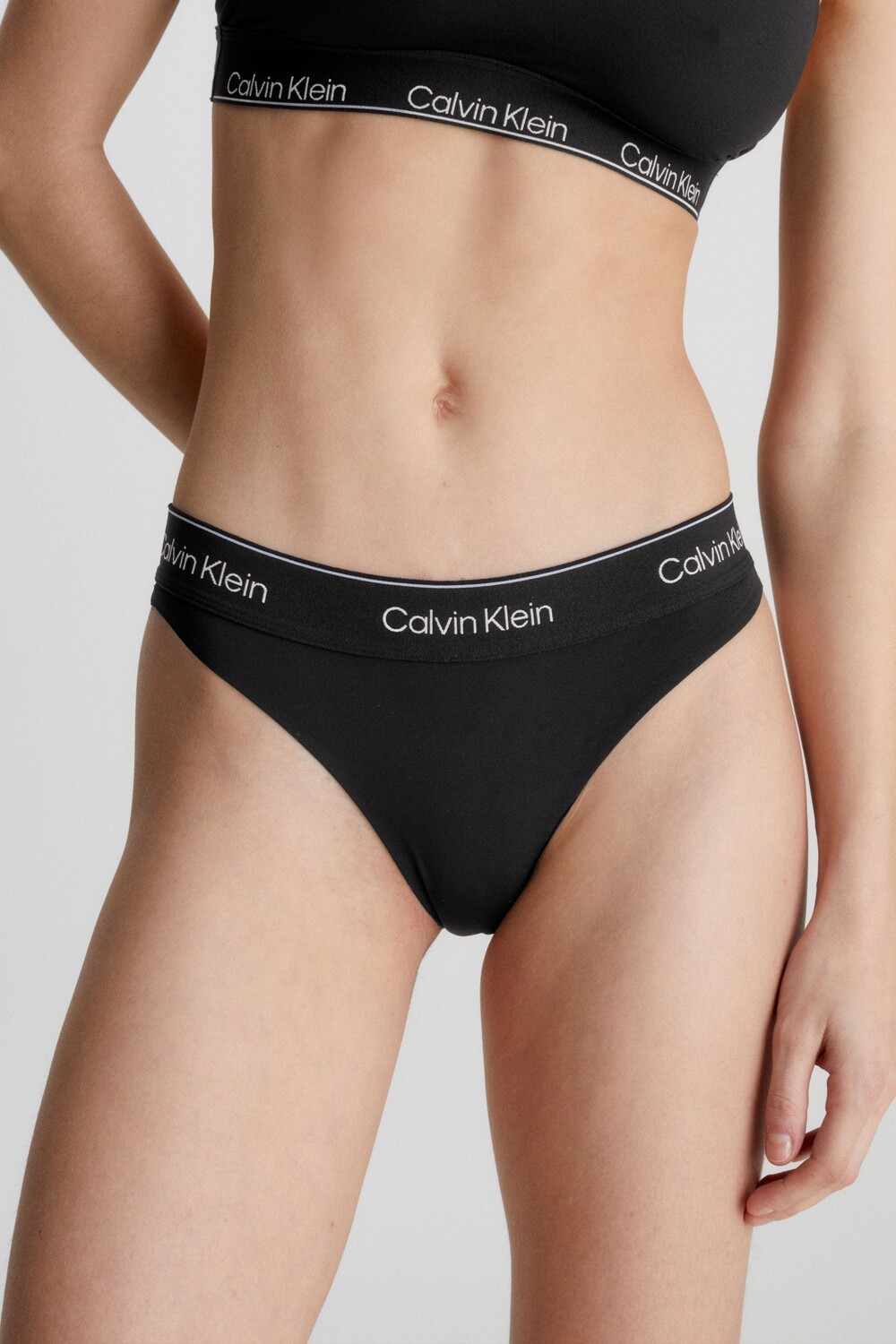 

Бразильские трусики современного исполнения Calvin Klein, черный