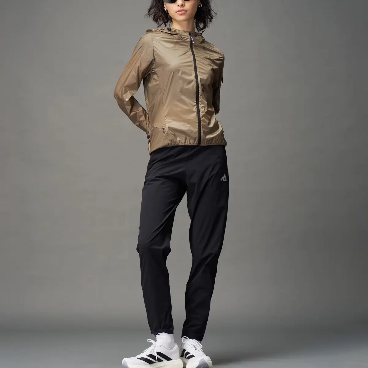 Adidas Женская куртка с ветрозащитой, Light Gray Brown — фото 2