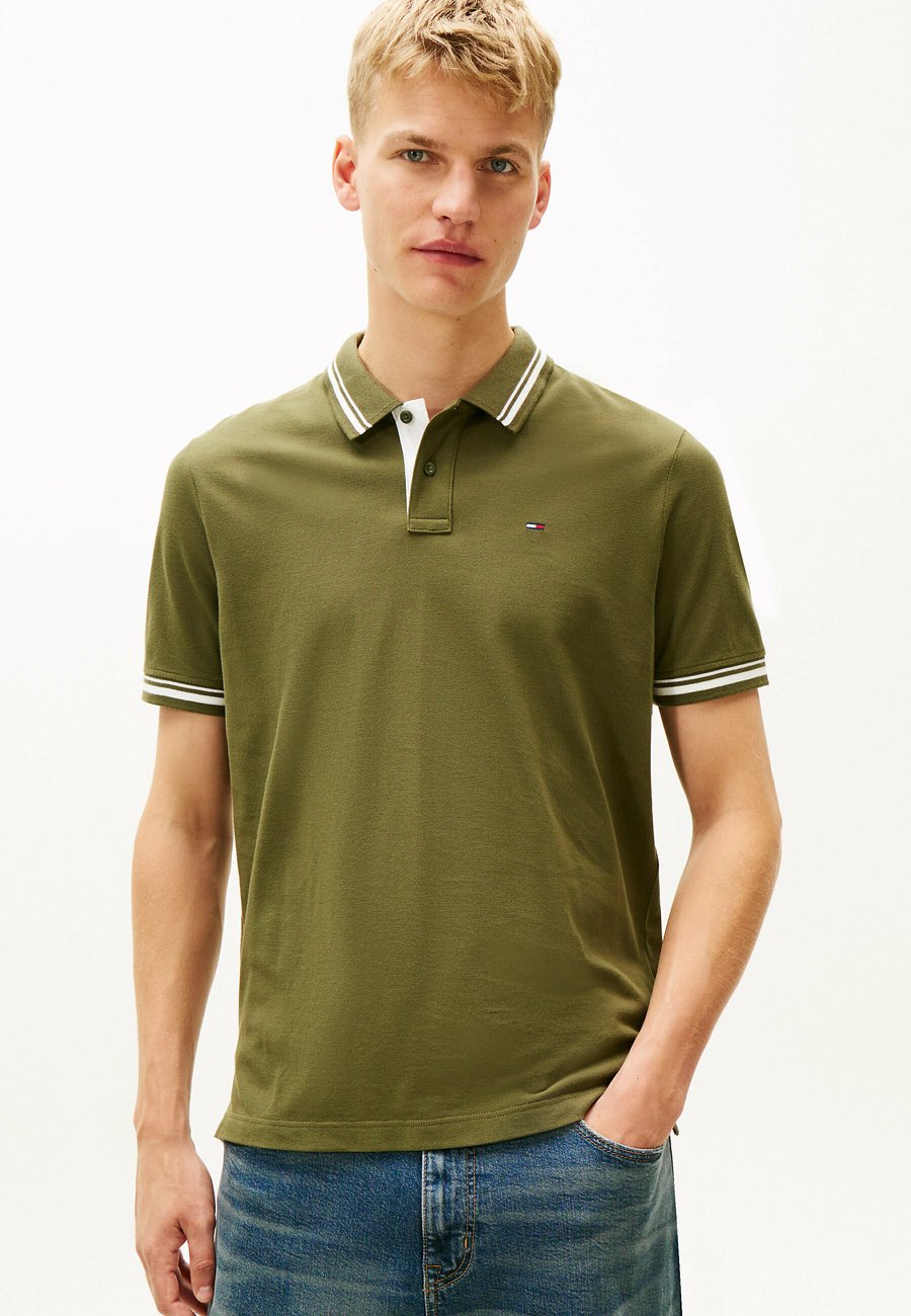 

Поло Tommy Jeans FLAG EMBROIDERY TIPPED, Dark Greenery/Green, Зеленый, Поло Tommy Jeans FLAG EMBROIDERY TIPPED, Dark Greenery/Green