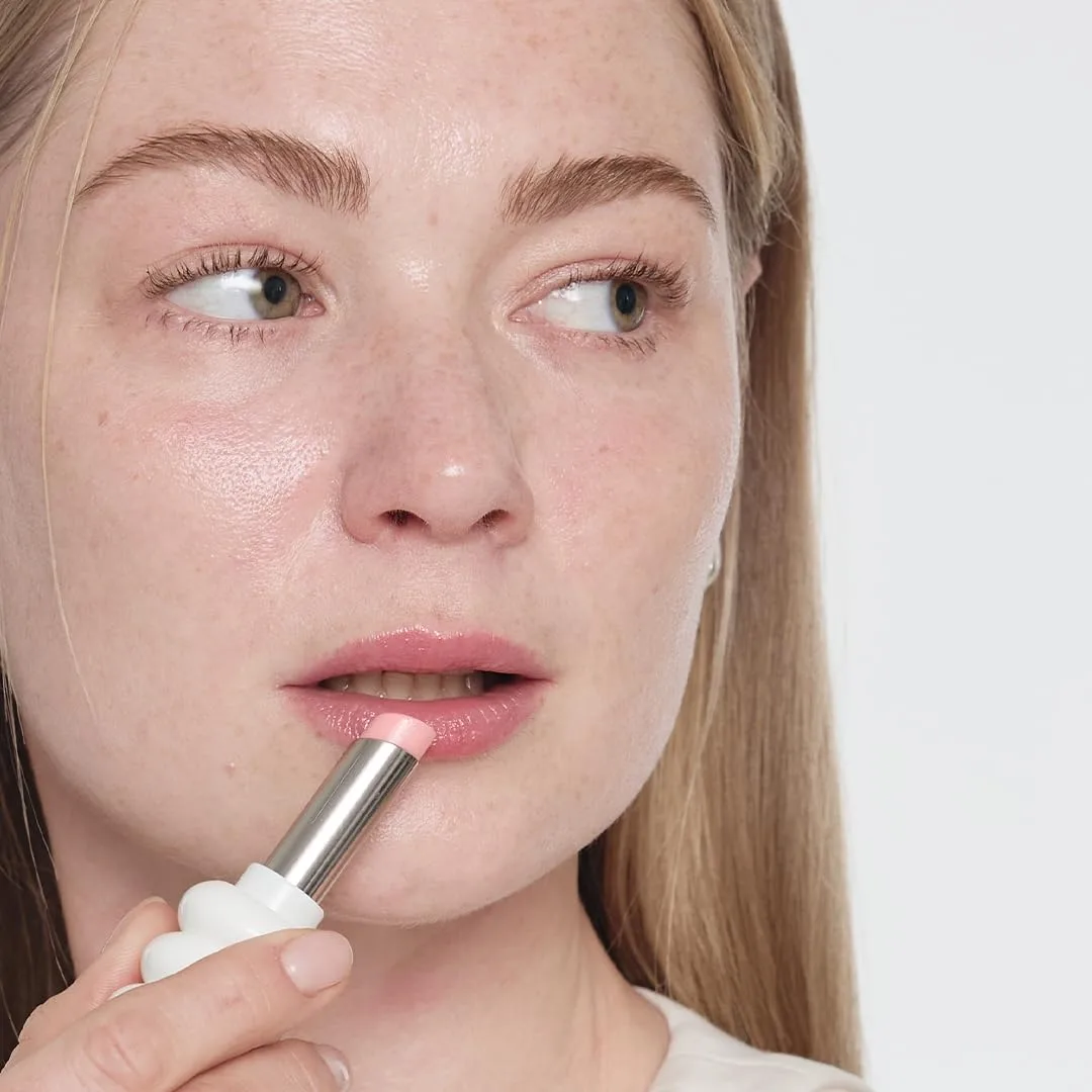 Sulwhasoo Glowing Lip Balm - корейский антивозрастной бальзам для губ, питает, увлажняет, естественно увеличивает объем и разглаживает морщинки, смягчает сухие губы - 2,8 г, pink — фото 4