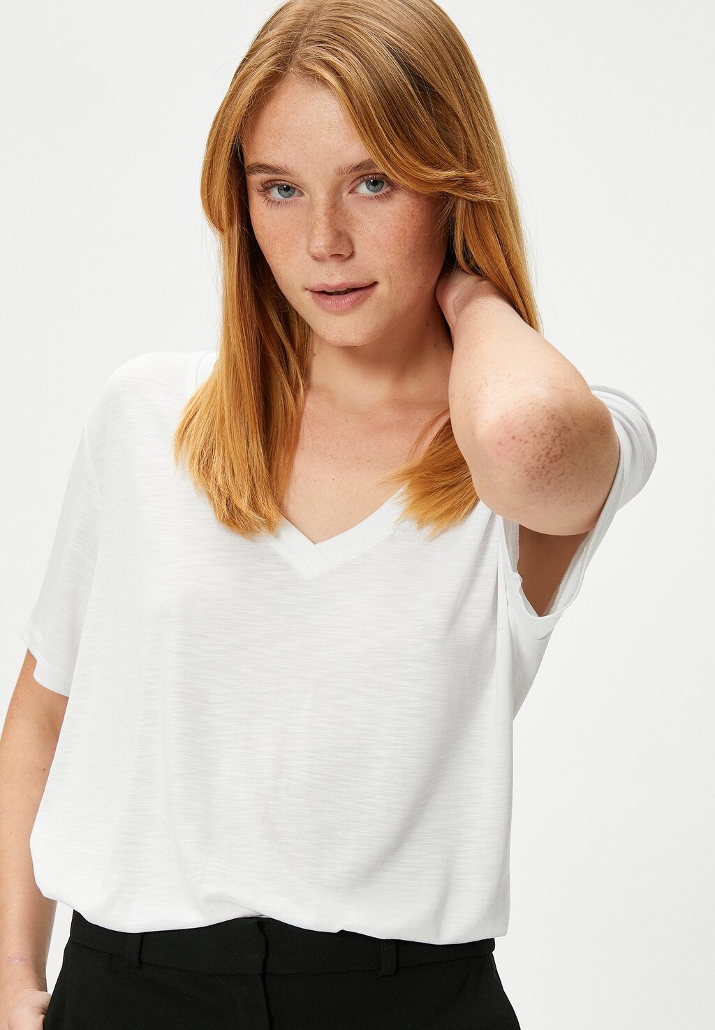 

Базовая футболка SHORT SLEEVE REGULAR FIT V NECK Koton, белый