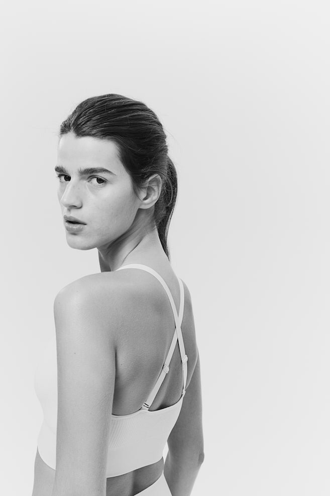 

Спортивный бюстгальтер из материала drymove средней поддержки H&M, бежевый