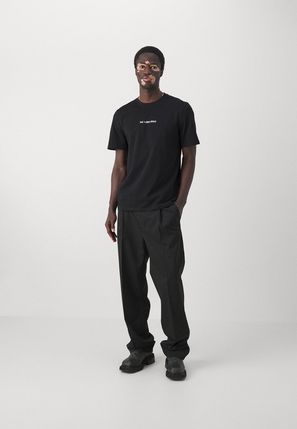 

Футболка с принтом Graphic Font Regular Tee Unisex Han Kjøbenhavn, черный