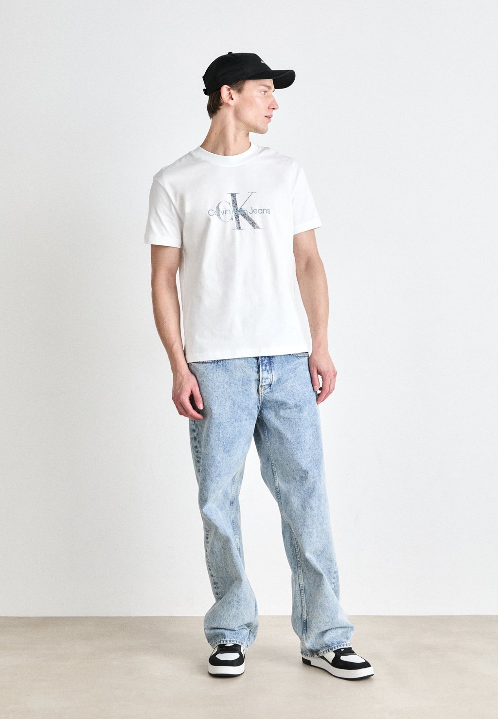 

Футболка с принтом TEXTURED MONOLOGO TEE Calvin Klein Jeans, белый