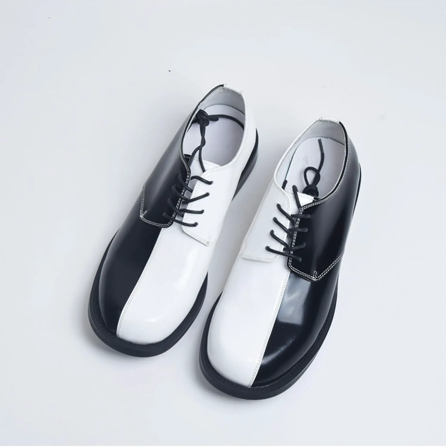 Europe Men Spring Autumn Formal Shoes Loose Fitting Round Toe Genuine Leather Shoes Unique Black White Color Matching Shoe AM004 In OrientTown, черно-белый — фото 2