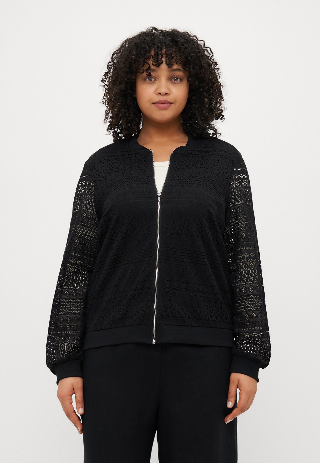 

Куртка-бомбер VMCHONEY JACKET Vero Moda Curve, черный