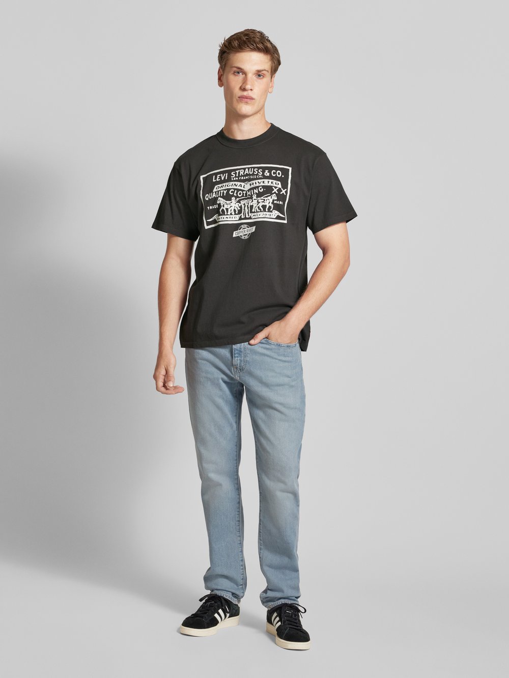 

Футболка в винтажном стиле с принтом этикетки Levi's, черный