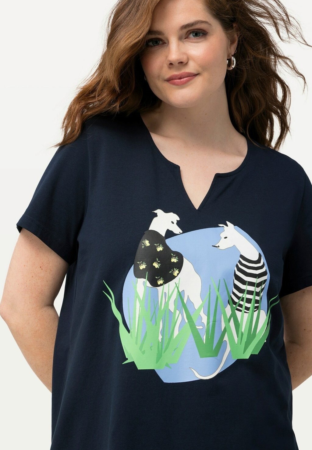 

Футболка с принтом DOG SHORT SLEEVE SPLIT NECK GRAPHIC Ulla Popken, темно-синий