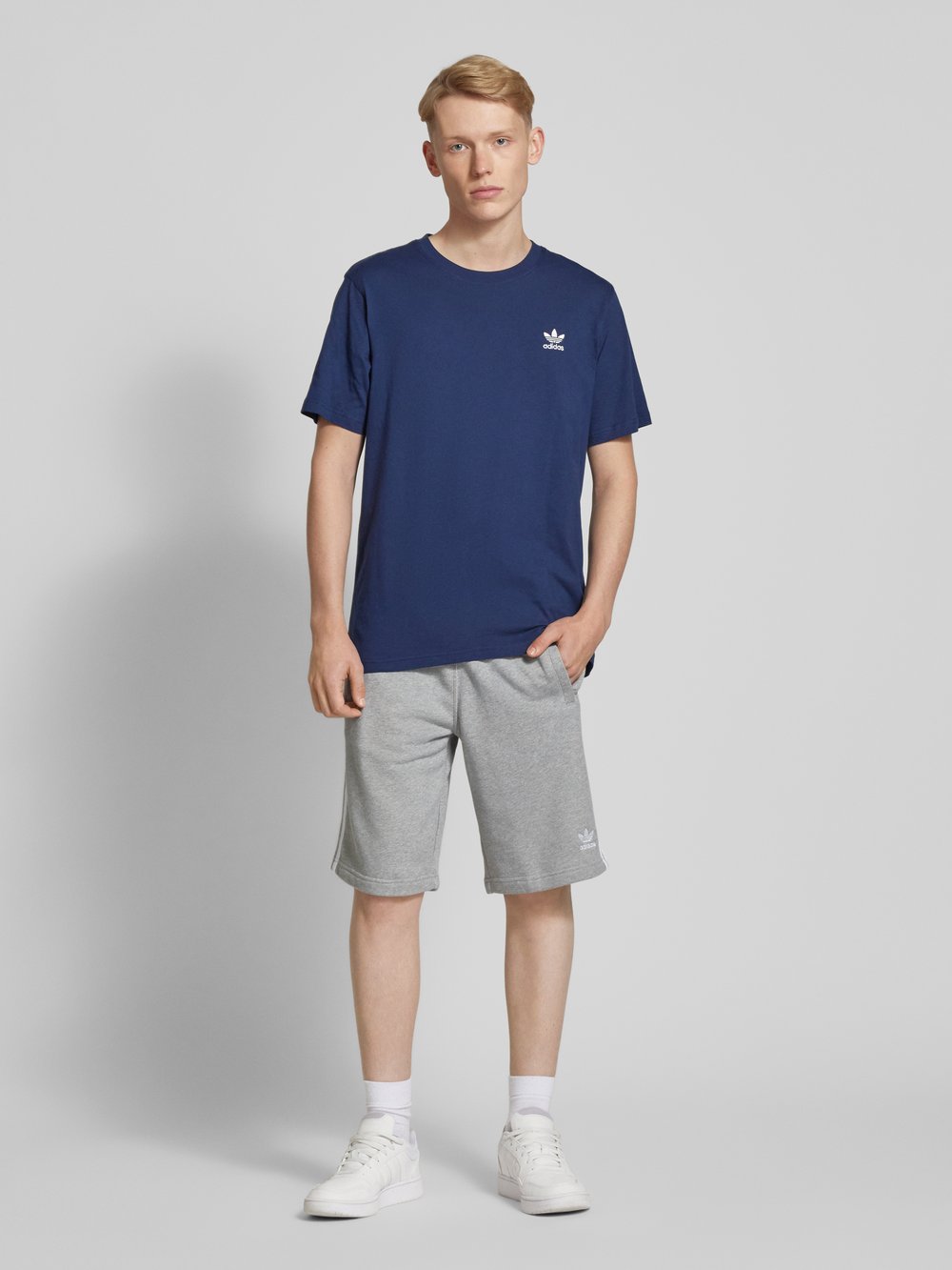 

Спортивные шорты классического кроя с этикетками adidas Originals, светло-серый
