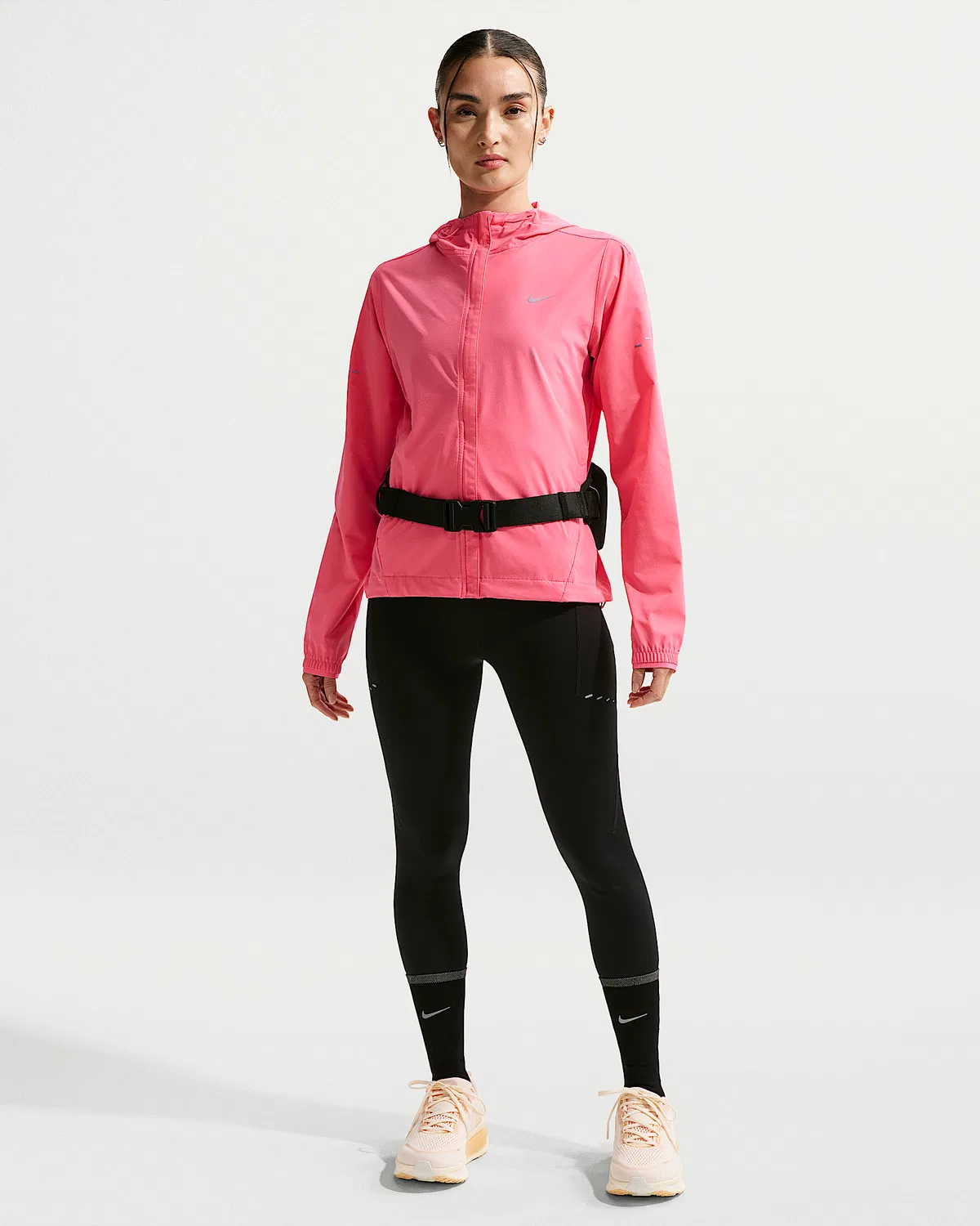 Женская ветрозащитная куртка для бега Nike Swift, Sea Coral — фото 4