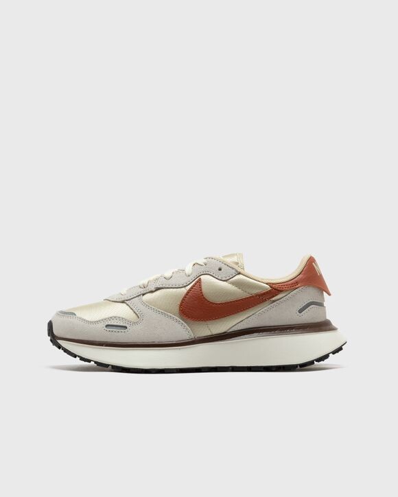 

Кроссовки Nike Wmns Phoenix Waffle, цвет team gold/dark russet-coconut milk-