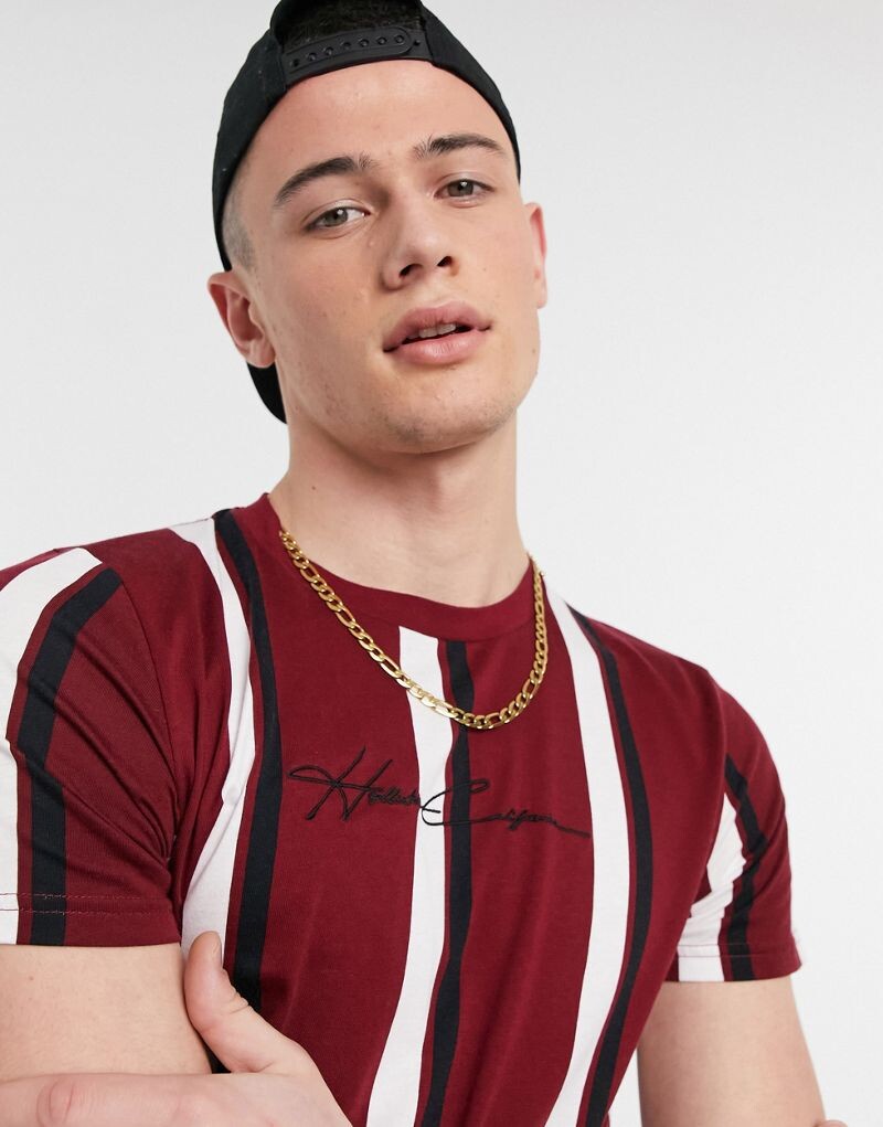 

Бордовая футболка с вертикальными полосками и центральным логотипом Hollister