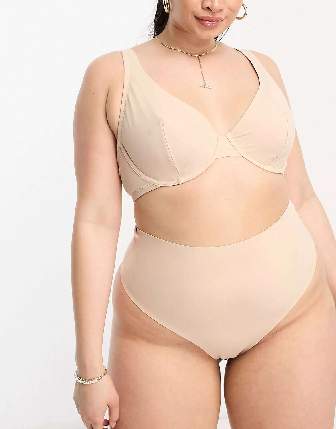

Бежевые сглаживающие стринги с высокой талией ASOS DESIGN Curve Marina