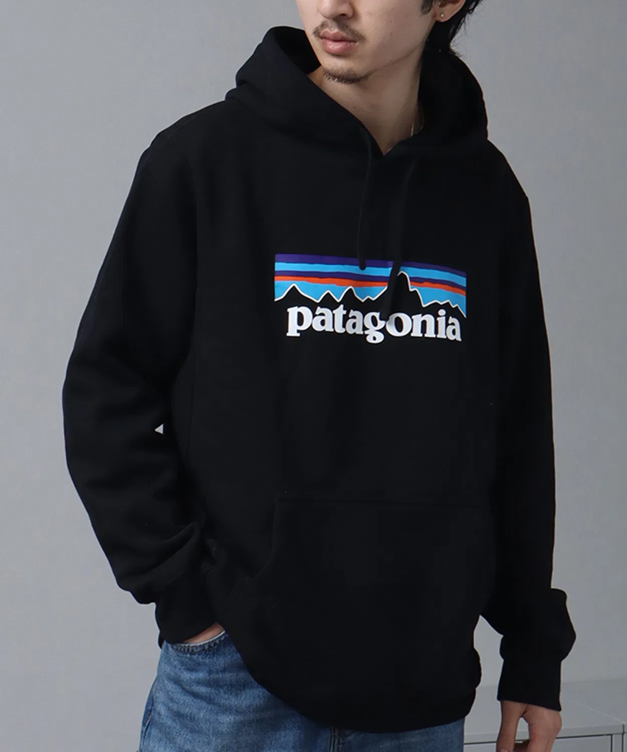 Худи Patagonia P-6 Logo Uprisal Hoody из переработанных материалов, светло-синий — фото 4