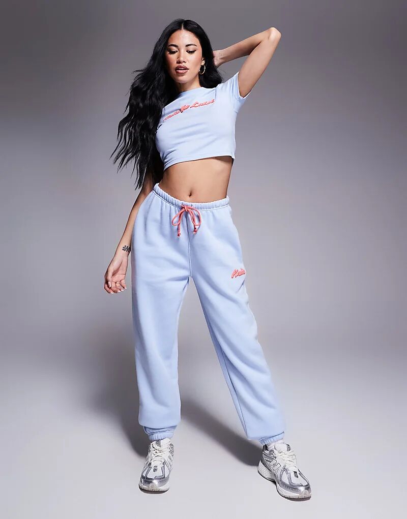 

Спортивные брюки Kaiia с манжетами и принтом логотипа в светло-синем и красном цветах