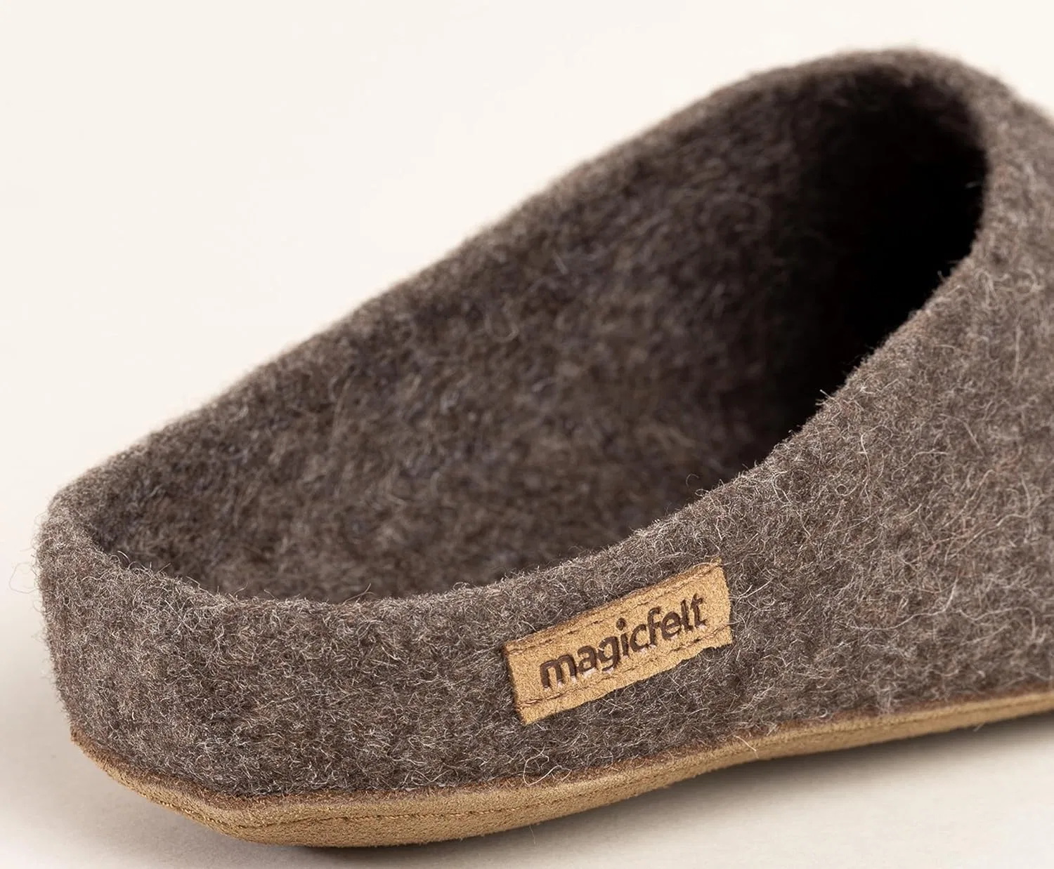 Войлочные тапочки Magicfelt AR 727 из редкой шерсти для мужчин и женщин, высококачественные тапочки, анатомически сформированная стелька, нескользящая кожаная подошва, Camel — фото 4