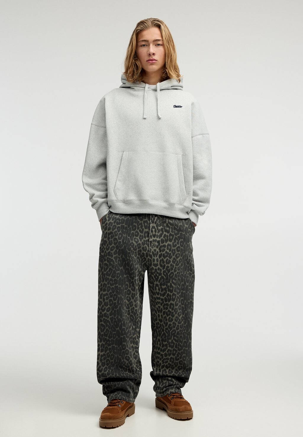 

Толстовка STWD EMBROIDERED PULL&BEAR, светло-серый