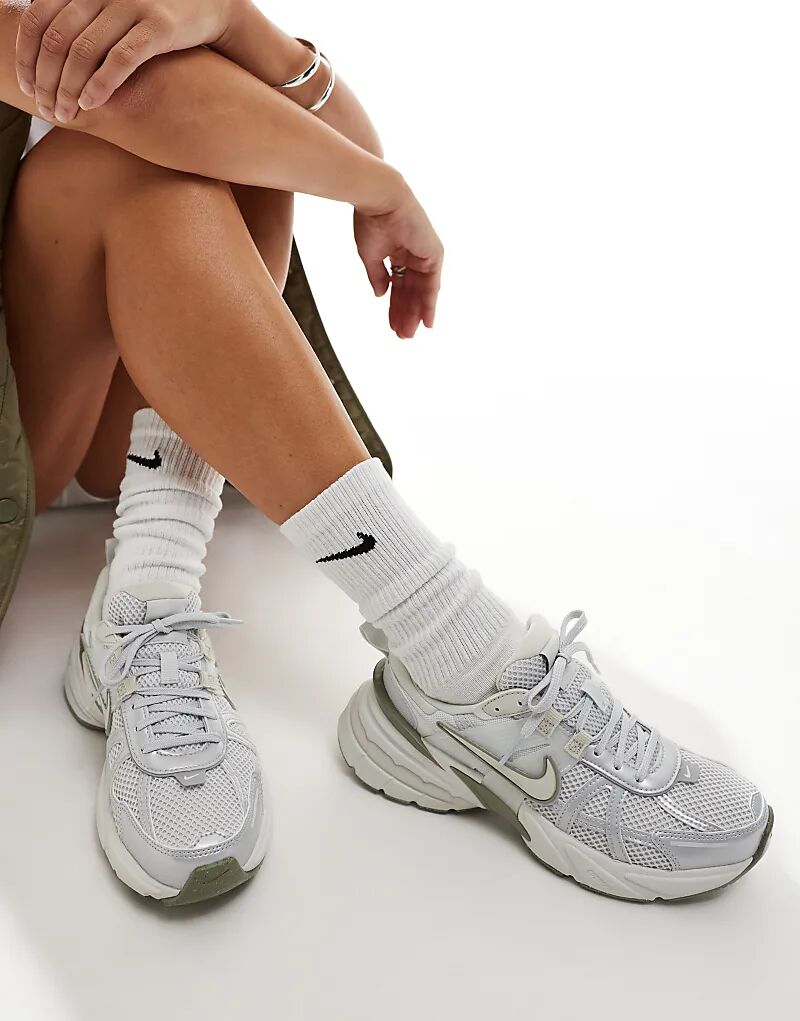 Кроссовки унисекс V2K Run белого, зеленого и серебристого цветов Nike — фото 2