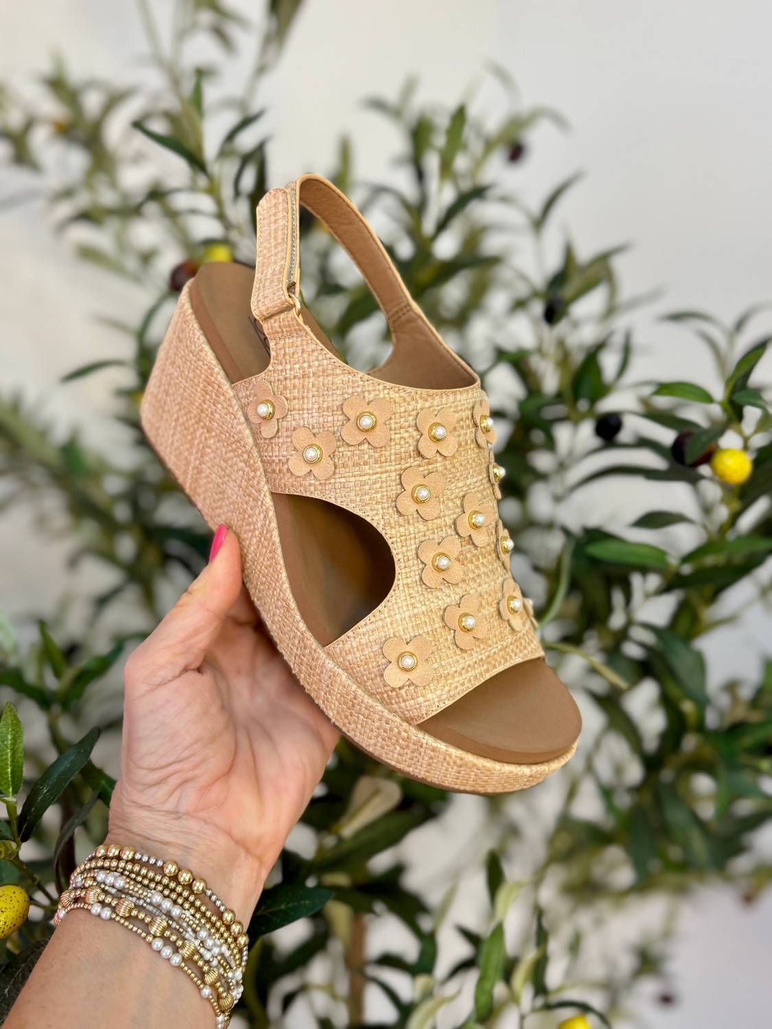 Женские босоножки-клин Carley с цветком из рафии, натуральные Corkys Footwear