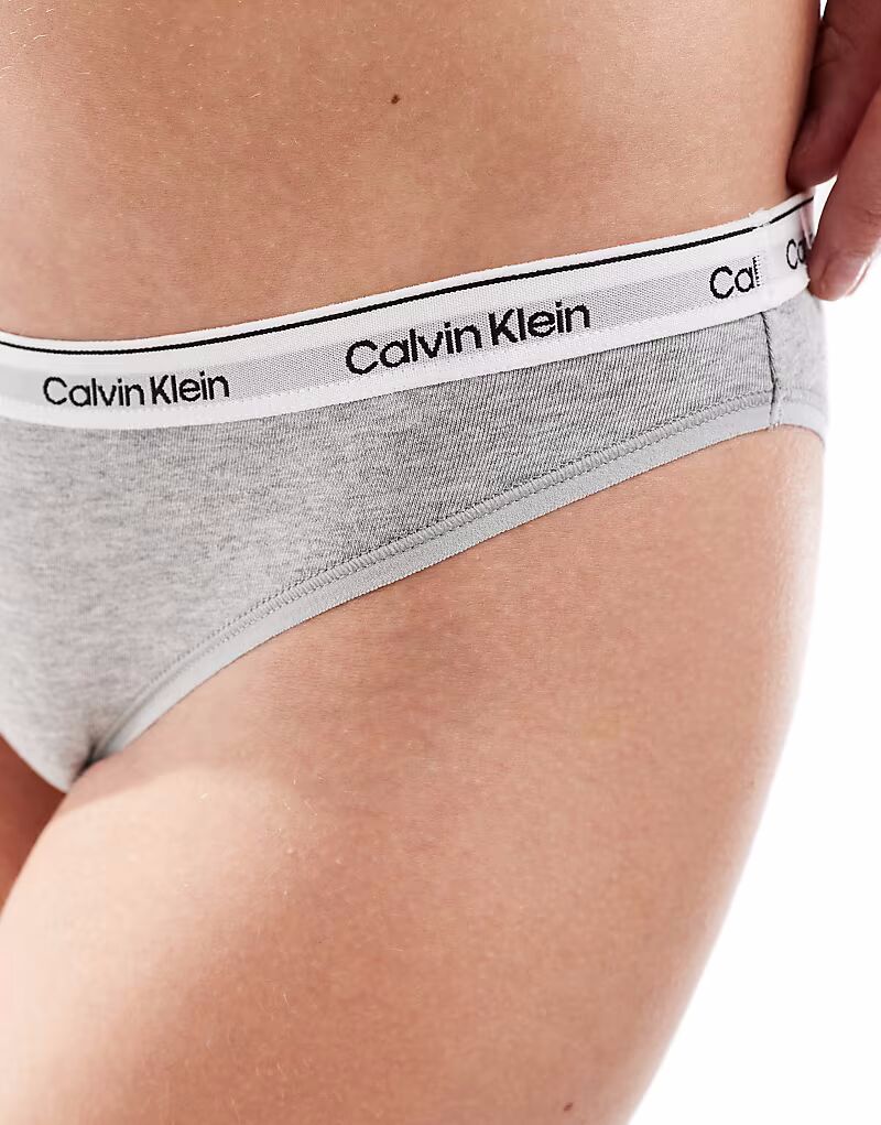 Трусики-бикини с заниженной талией Calvin Klein Modern Logo серого цвета — фото 3