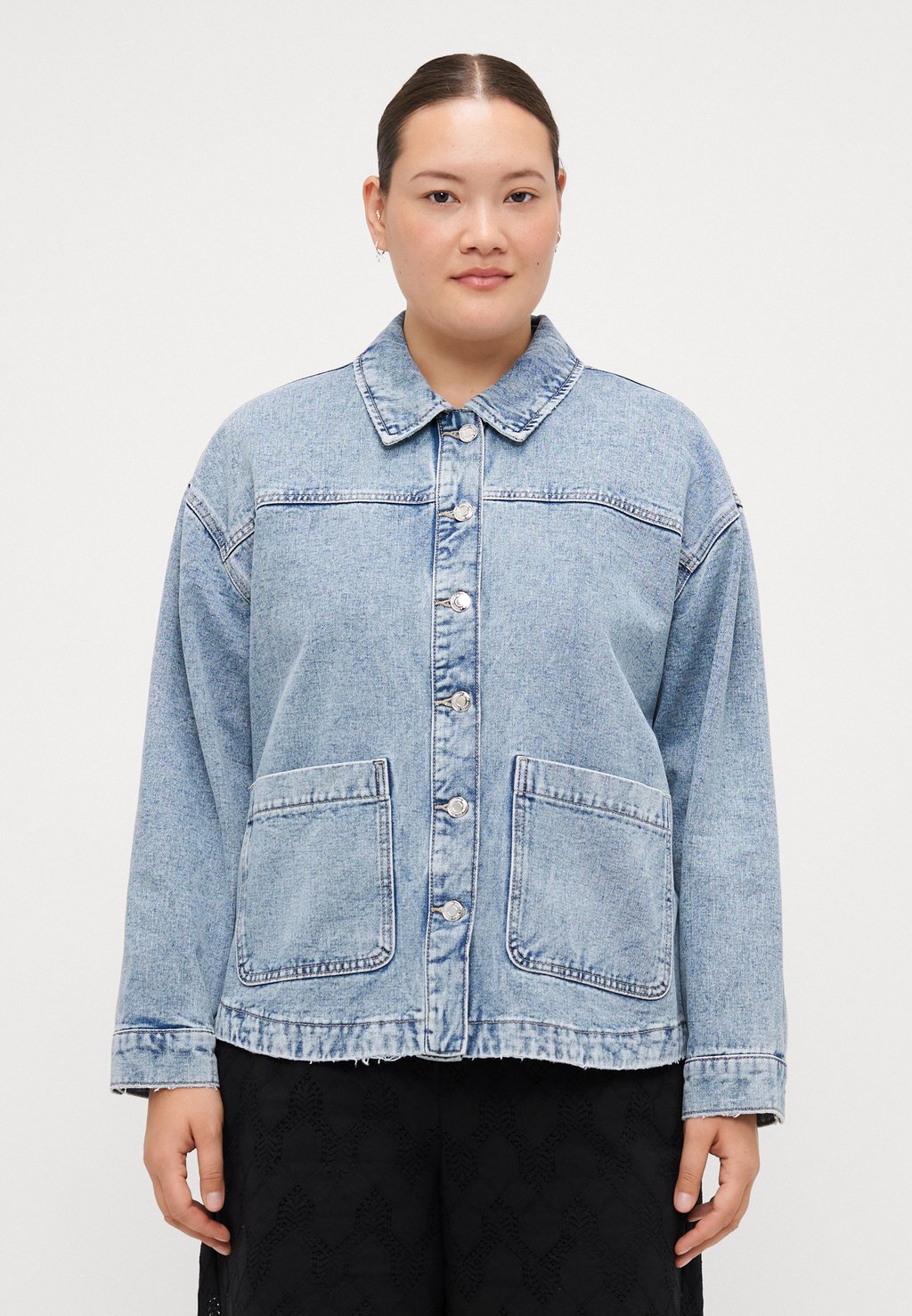

Джинсовая куртка VMCJAMIE SHACKET MIX Vero Moda Curve, цвет Light Blue Denim