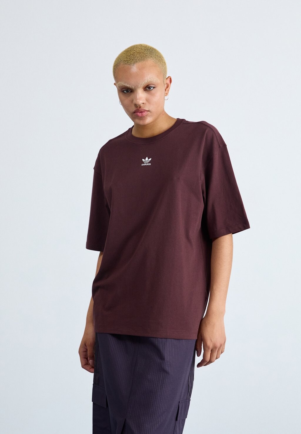 

Базовая футболка Tee adidas Originals, тени коричневого цвета