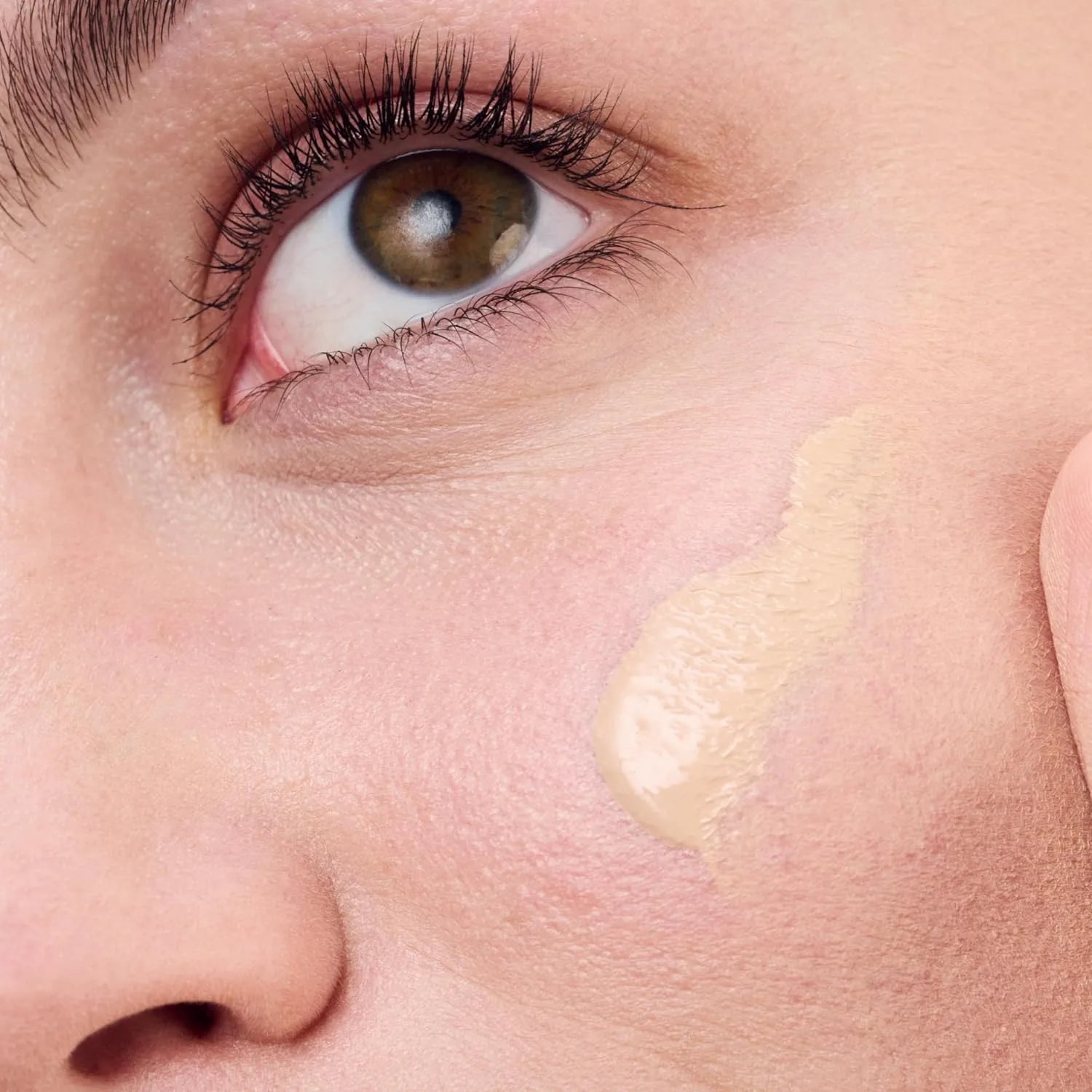 Жидкая тональная основа Clinique Redness Solutions с широким спектром защиты SPF 15 и пробиотической технологией для кожи, склонной к покраснению | Среднее покрытие + естественный финиш, AD Calming Neutral - very fair, cool-neutral undertones — фото 4