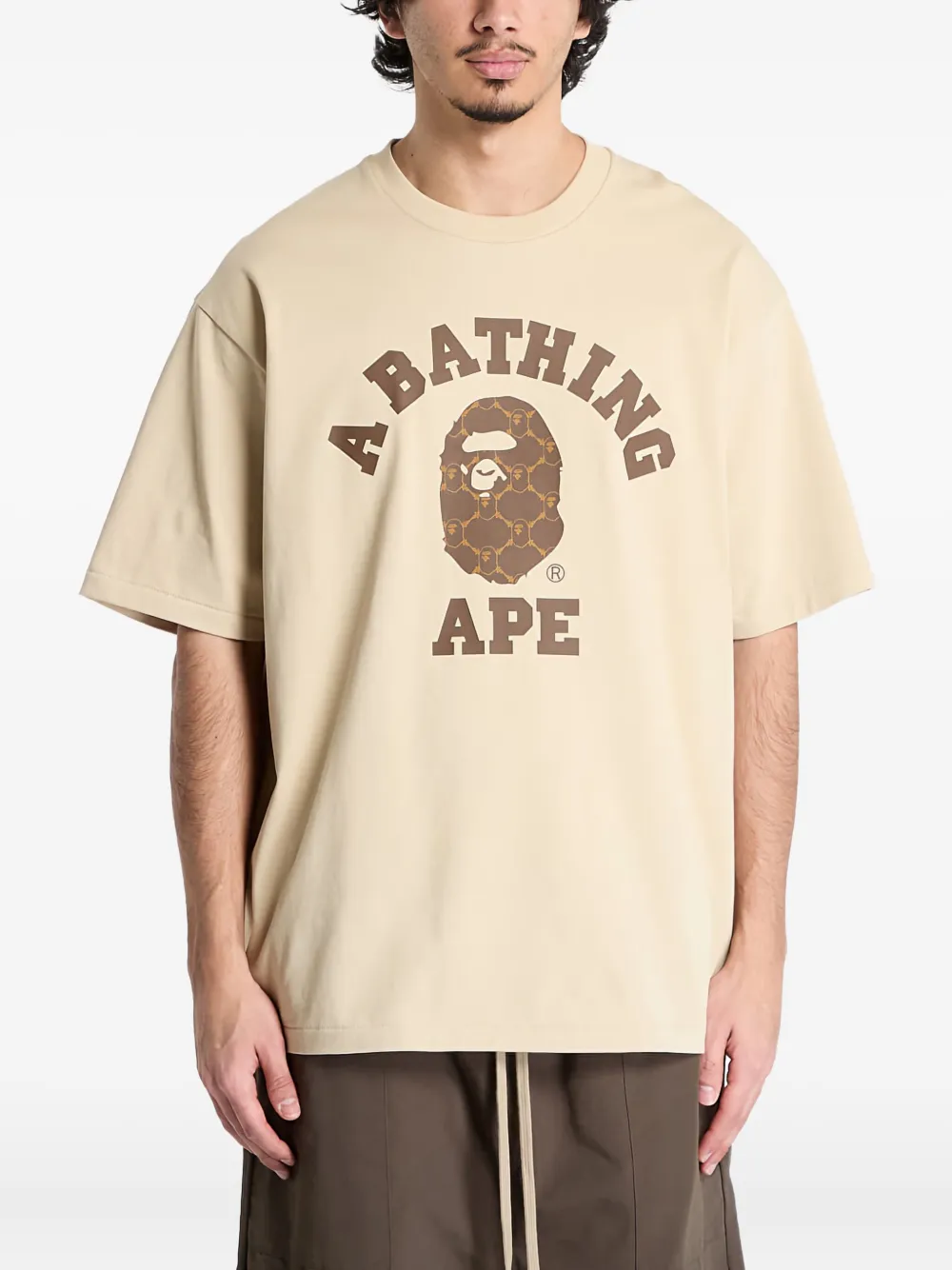 

Футболка с монограммой колледжа и изображением головы обезьяны A BATHING APE, нейтральный