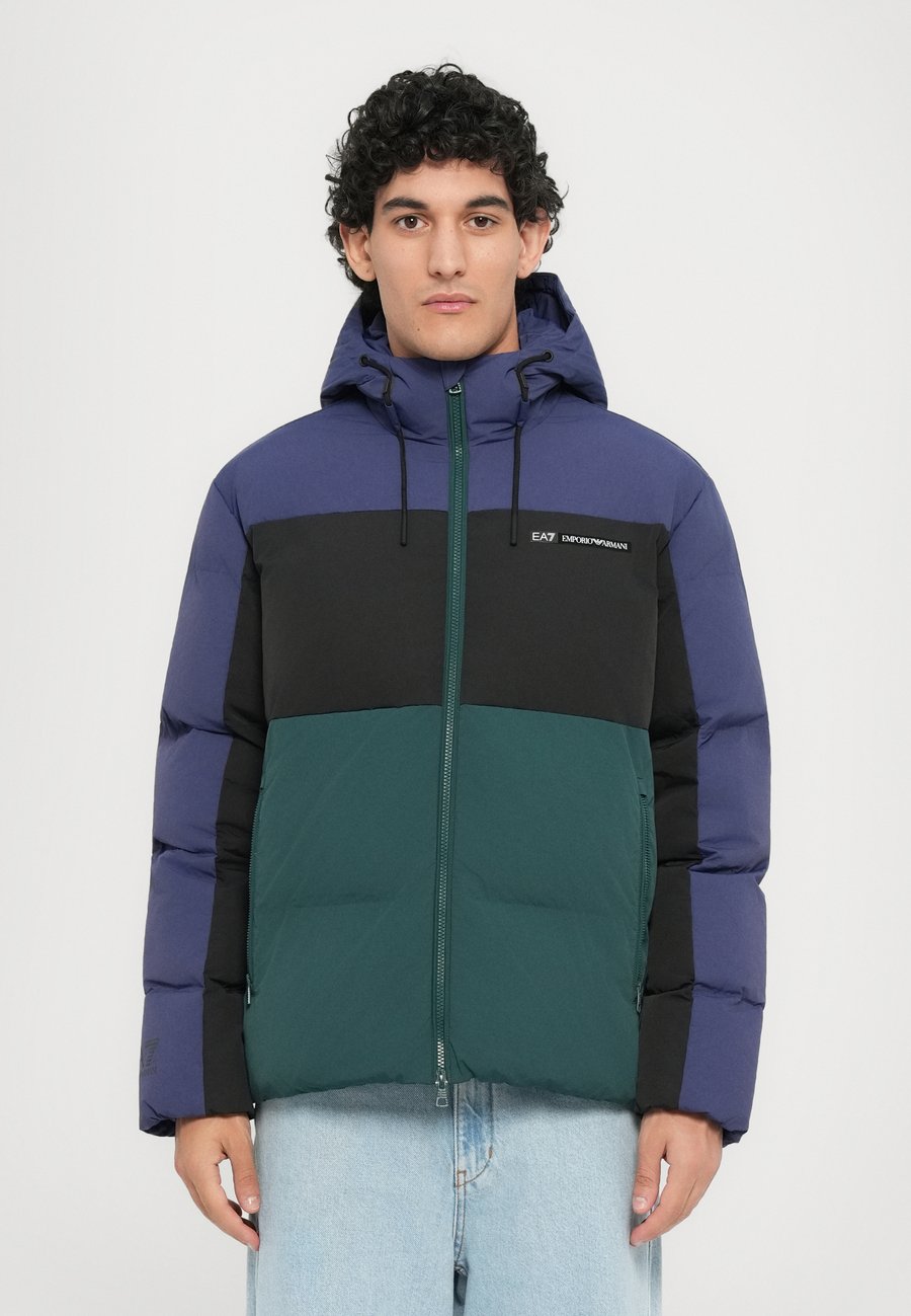 

Куртка EA7 Emporio Armani TRAIN ATHLETIC COLOUR BLOCK PADDED JACKET, Ponderosa Pine/Evergreen