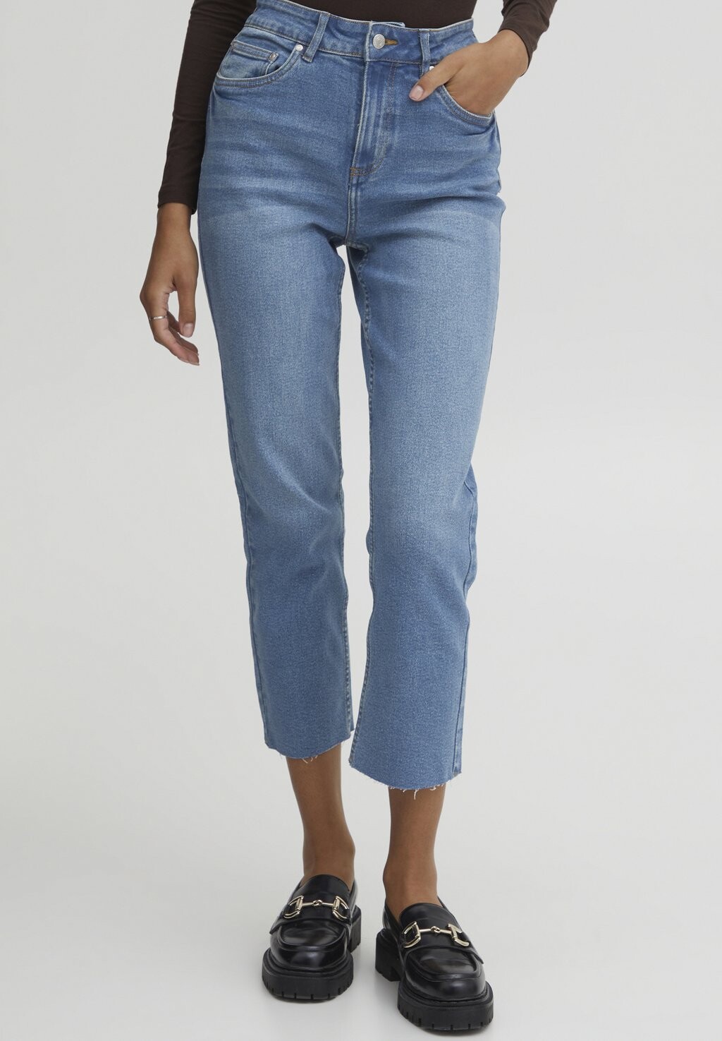 

Джинсы прямого кроя b.young