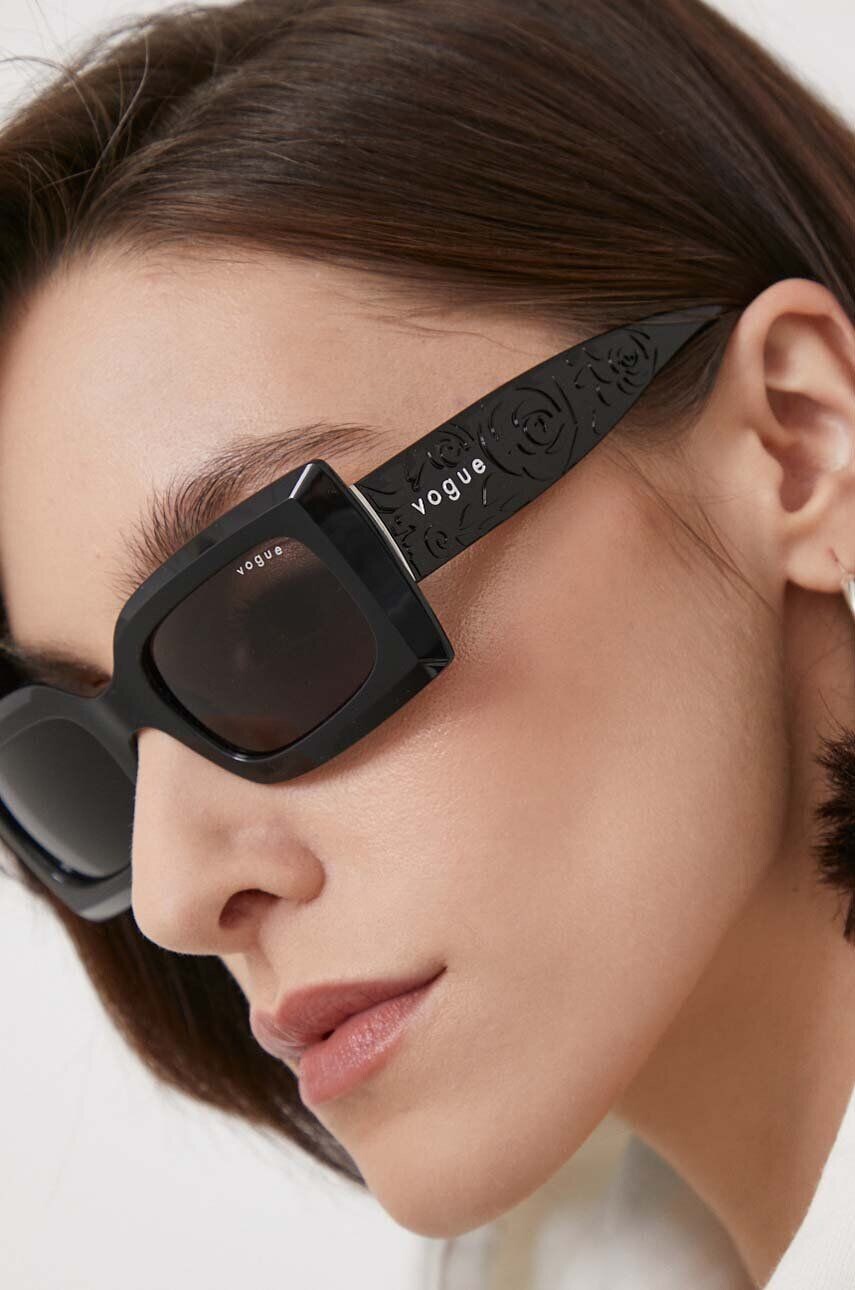 

Солнцезащитные очки VOGUE, черный