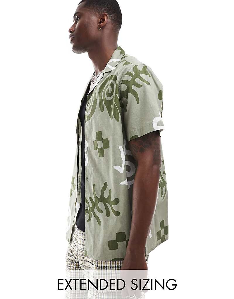 

ASOS DESIGN – Зеленая рубашка свободного кроя с кубинским воротником и абстрактным узором