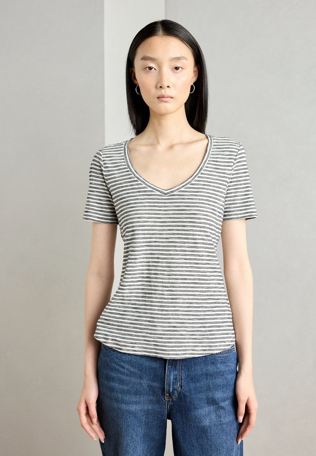 

Футболка с принтом SHORT SLEEVE V NECK STRIPED Marc O'Polo, черный