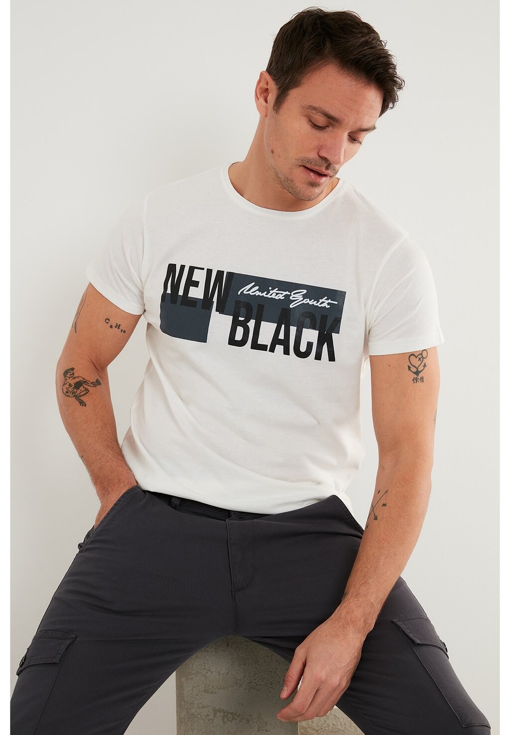 

Футболка с принтом SLIM FIT CREW NECK Buratti, бежевый