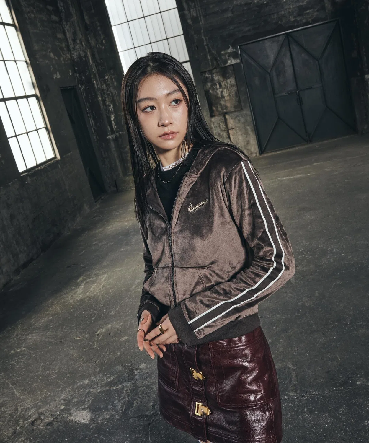 Толстовка Nike Sportswear Full-Zip Hooded Top женская, велюр, коричневая — фото 2