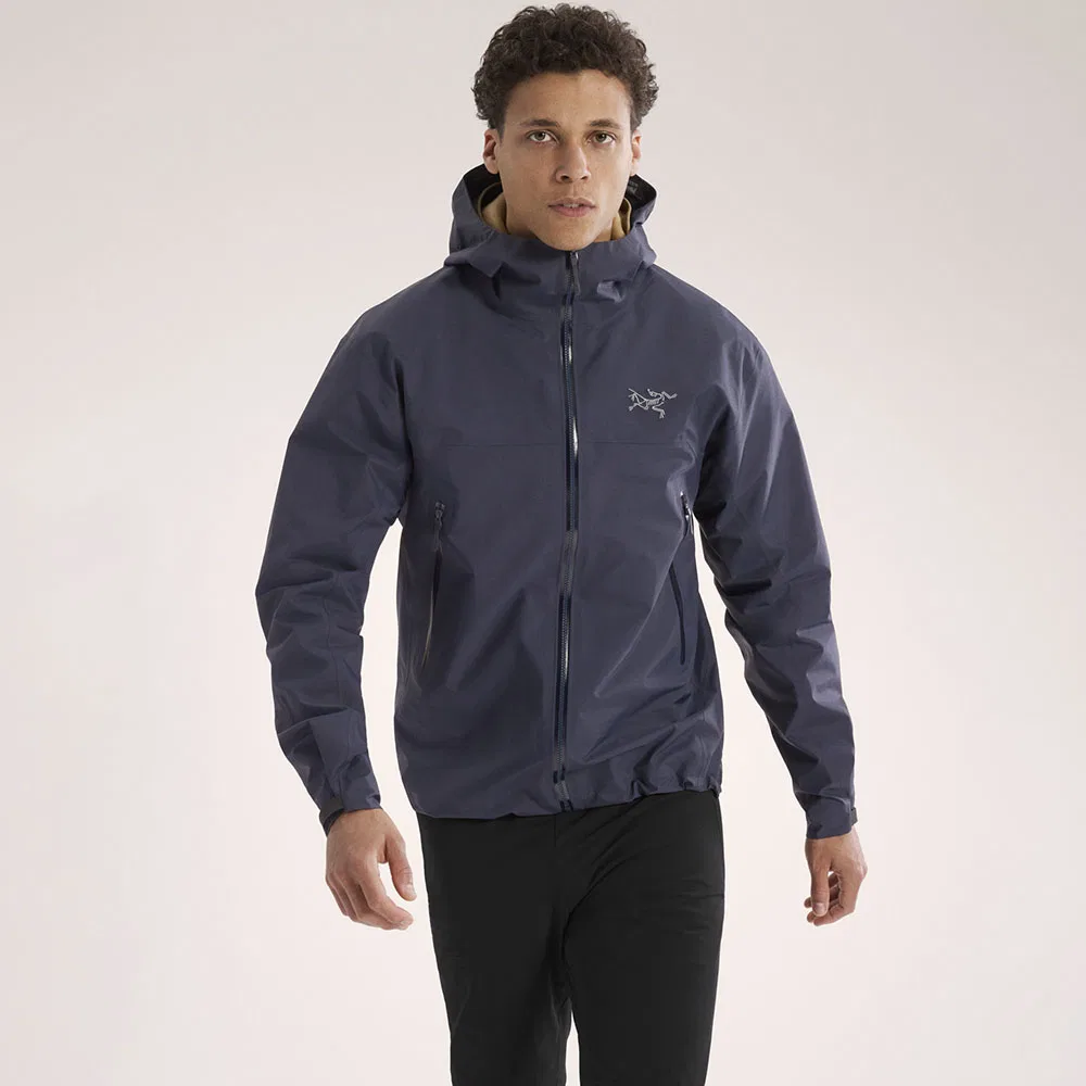 Мужская куртка Beta чёрно-сапфирового цвета от Arcteryx