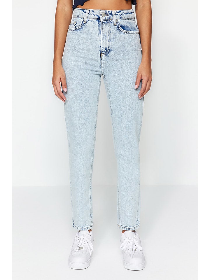 

Джинсы Mom fit светло-голубого цвета trendyol