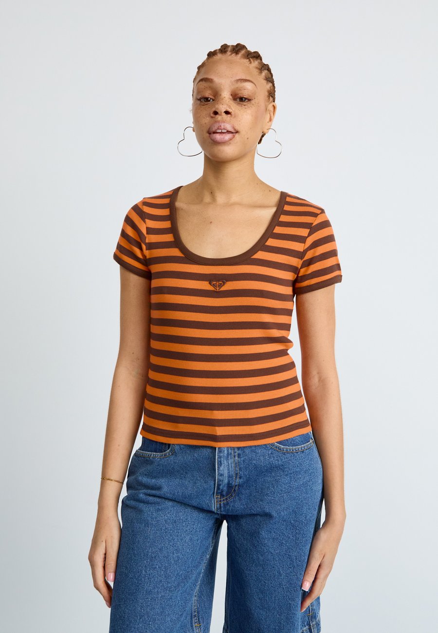 

Футболка Roxy THROWBACK BABY , Fondue Fudge/Bella Hori/Multi-Coloured, Красный, Футболка Roxy THROWBACK BABY , Fondue Fudge/Bella Hori/Multi-Coloured