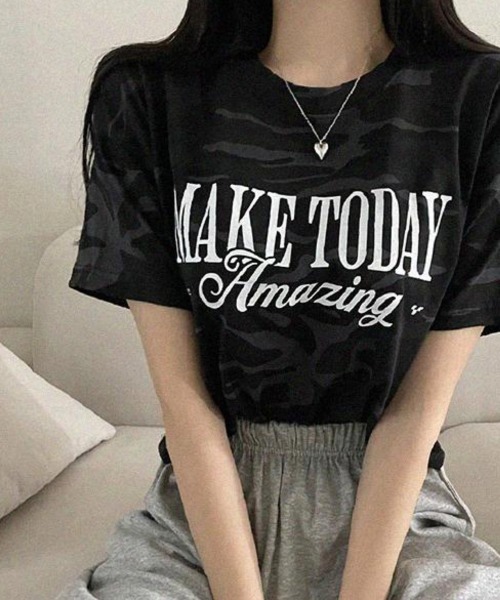 

Футболка укороченная с короткими рукавами, камуфляжный принт NANAHACHI, цвет угольно-серый