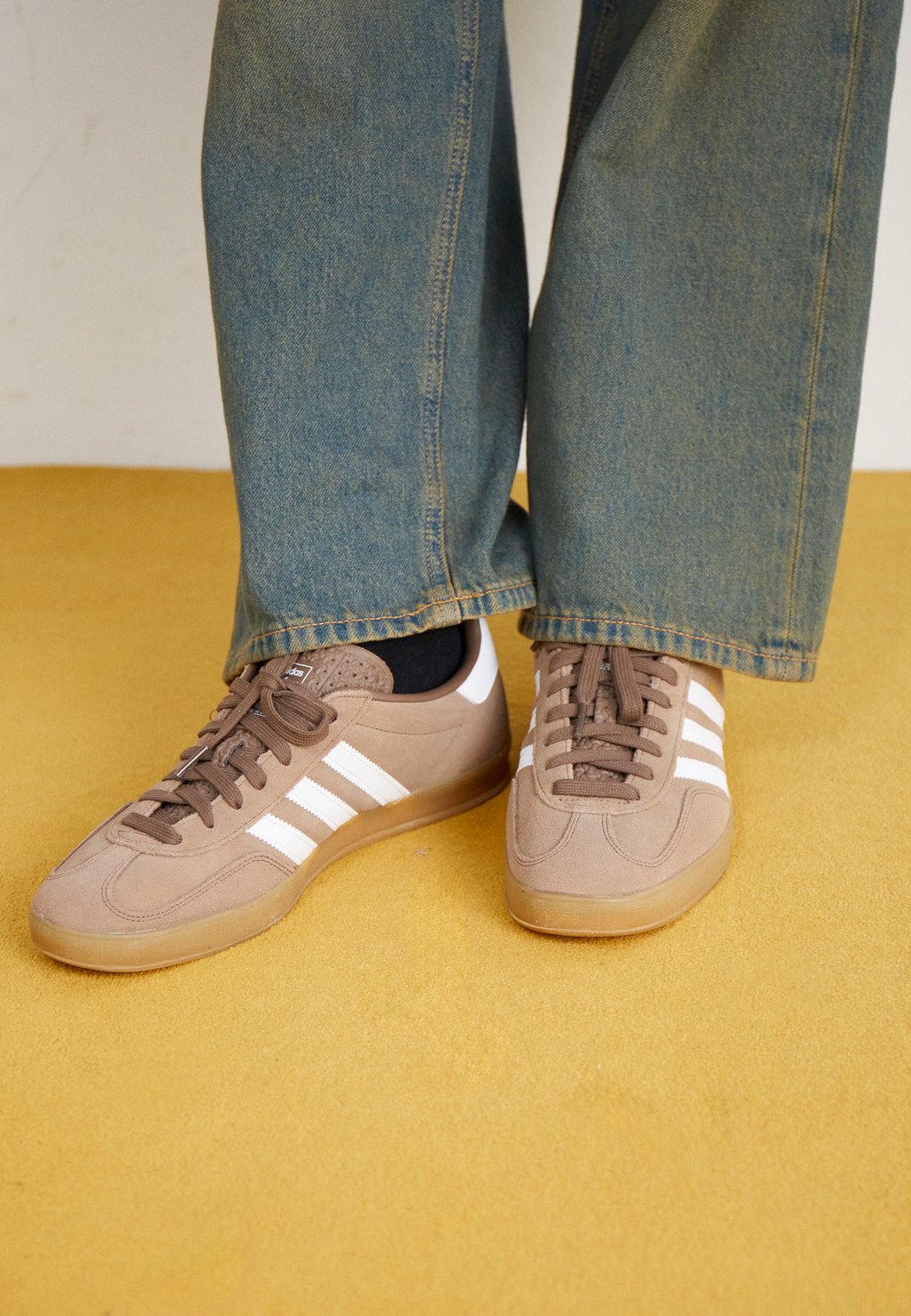 

Низкие кеды GAZELLE INDOOR UNISEX adidas Originals, темно-коричневый