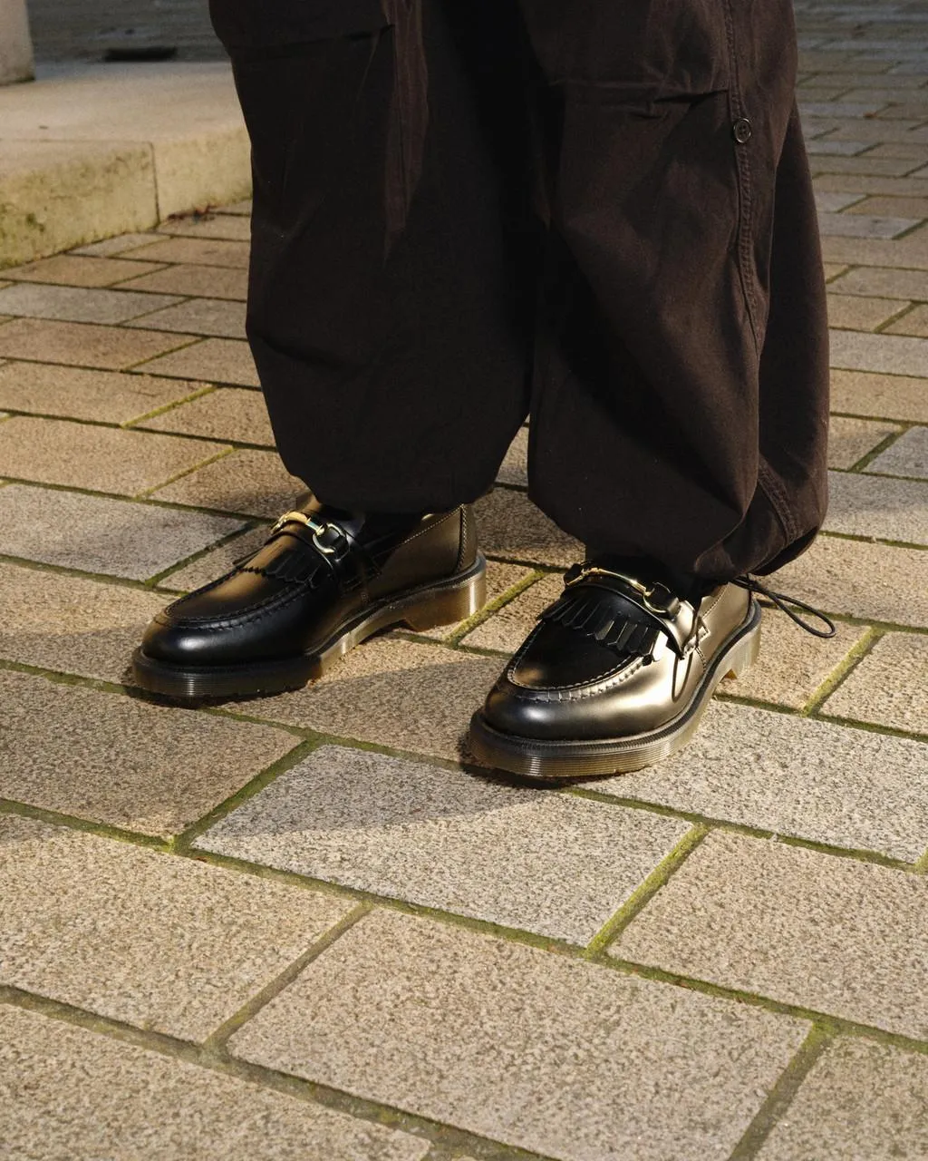 Dr. Martens Adrian Snaffle Гладкие кожаные лоферы-килти, цвет Black — Polished Smooth — фото 2