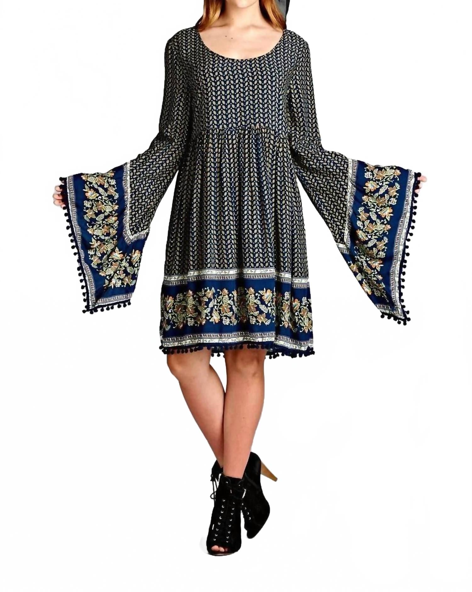 

Платье с рукавом колокол и принтом пейсли плюс размер в мульти Velzera