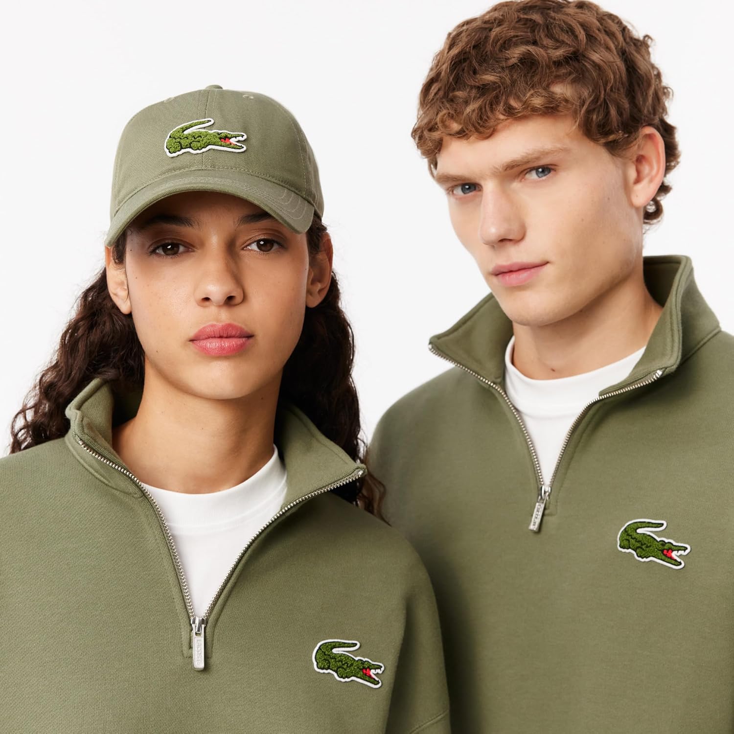 

Комплект Lacoste: толстовка с воротником-стойкой на молнии до середины груди + спортивная толстовка и брюки, хаки