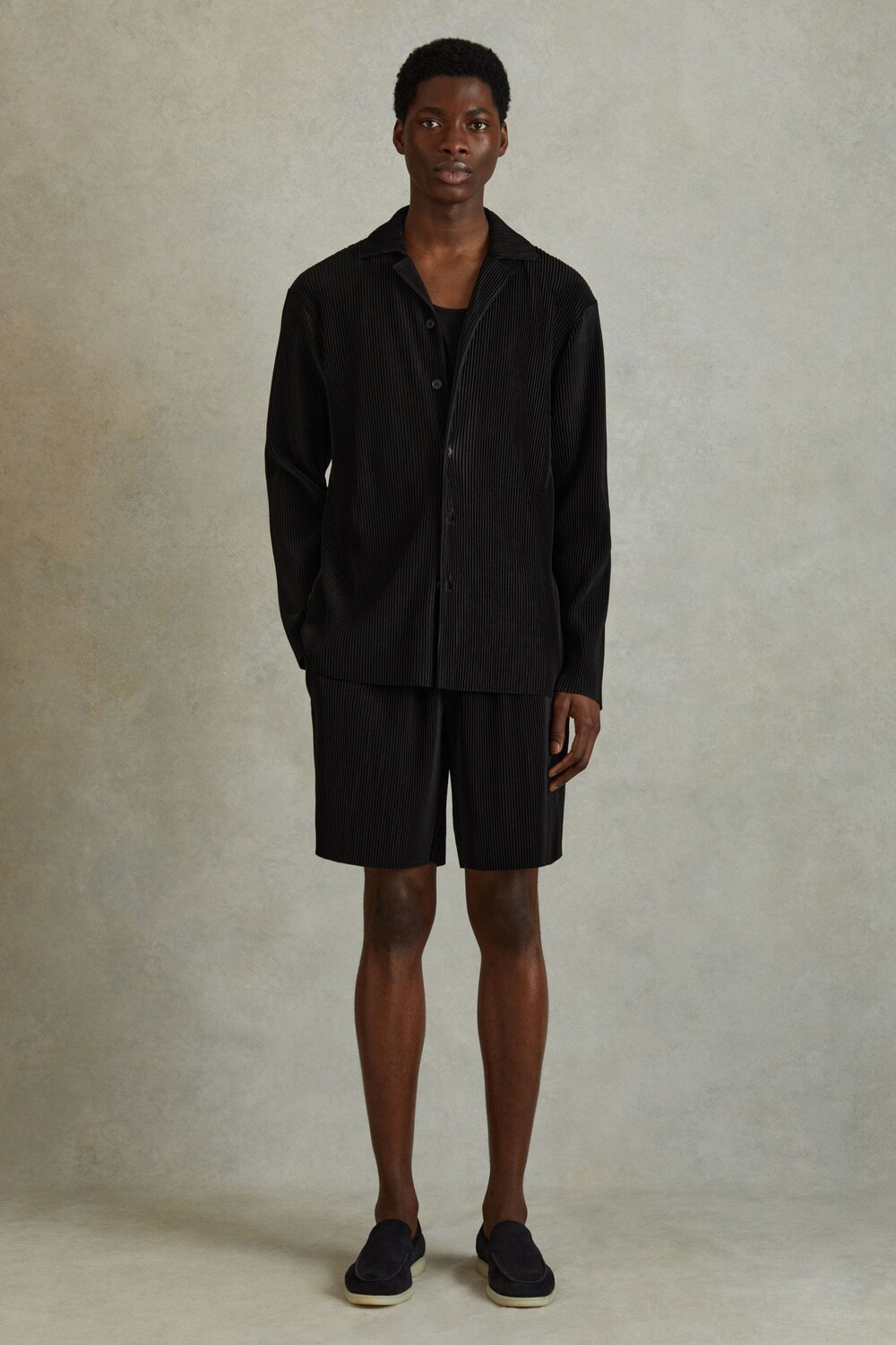 

Эластичные шорты Milos со складками Reiss, черный