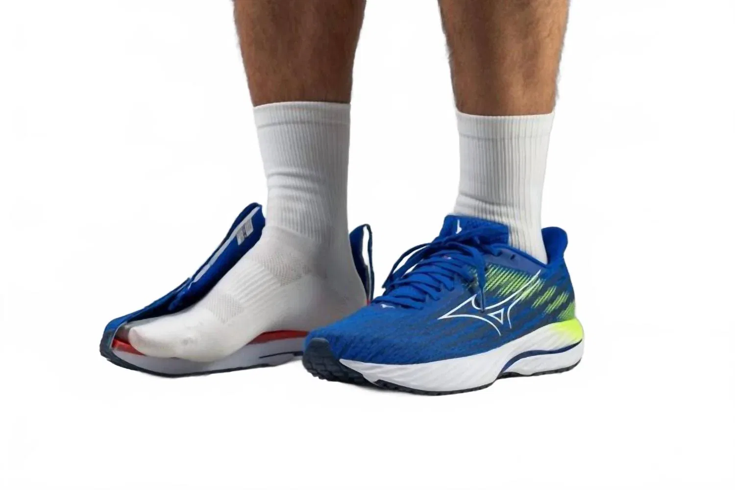 MIZUNO Мужские беговые кроссовки Wave Inspire 21 в сине-белом цвете Reflex — фото 2