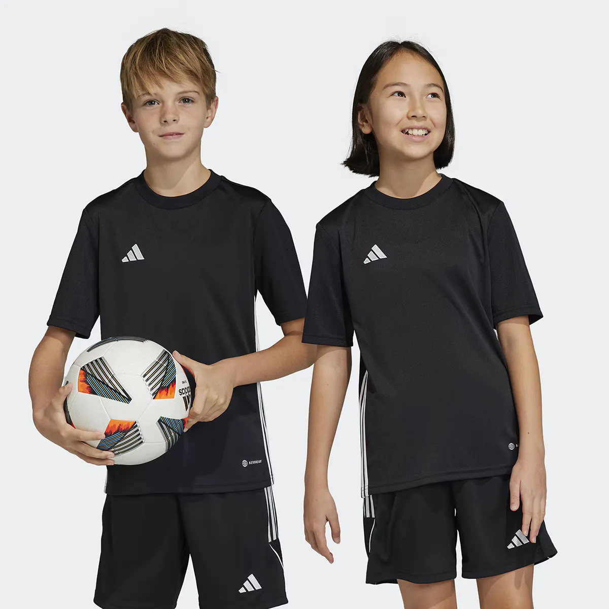 

Tabela 23 Детская футболка Adidas, черный/белый