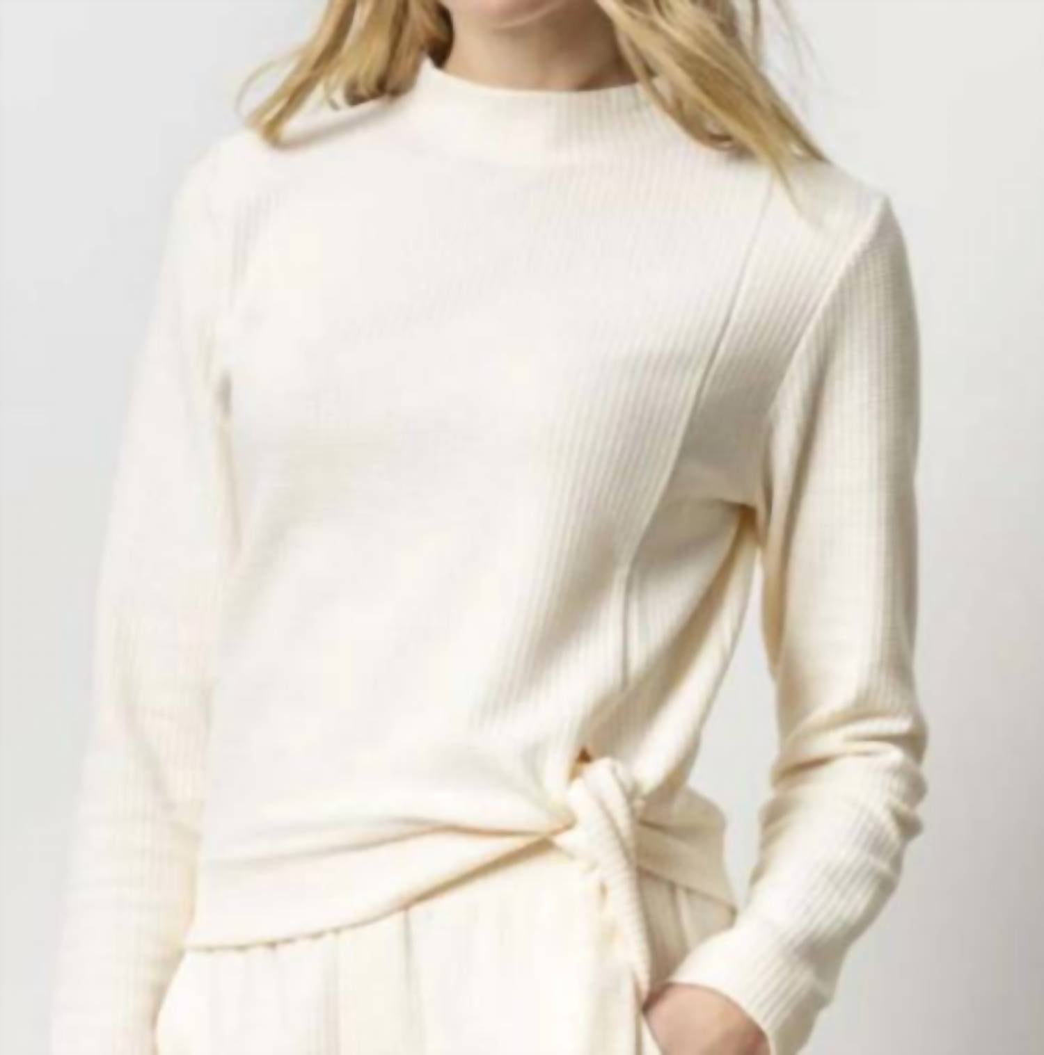 

Топ с воротником-стойкой и завязками на талии в цвете тальк Lilla P, Talc